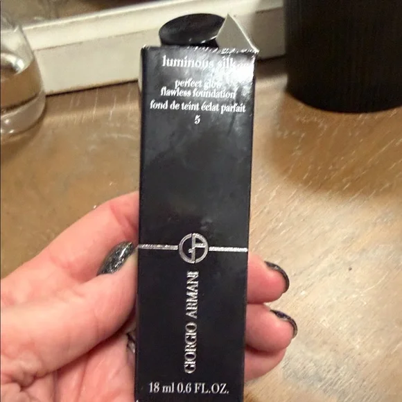 Giorgio Armani Luminous Silk Foundation - Perfect Glow - Picture 4 of 4
